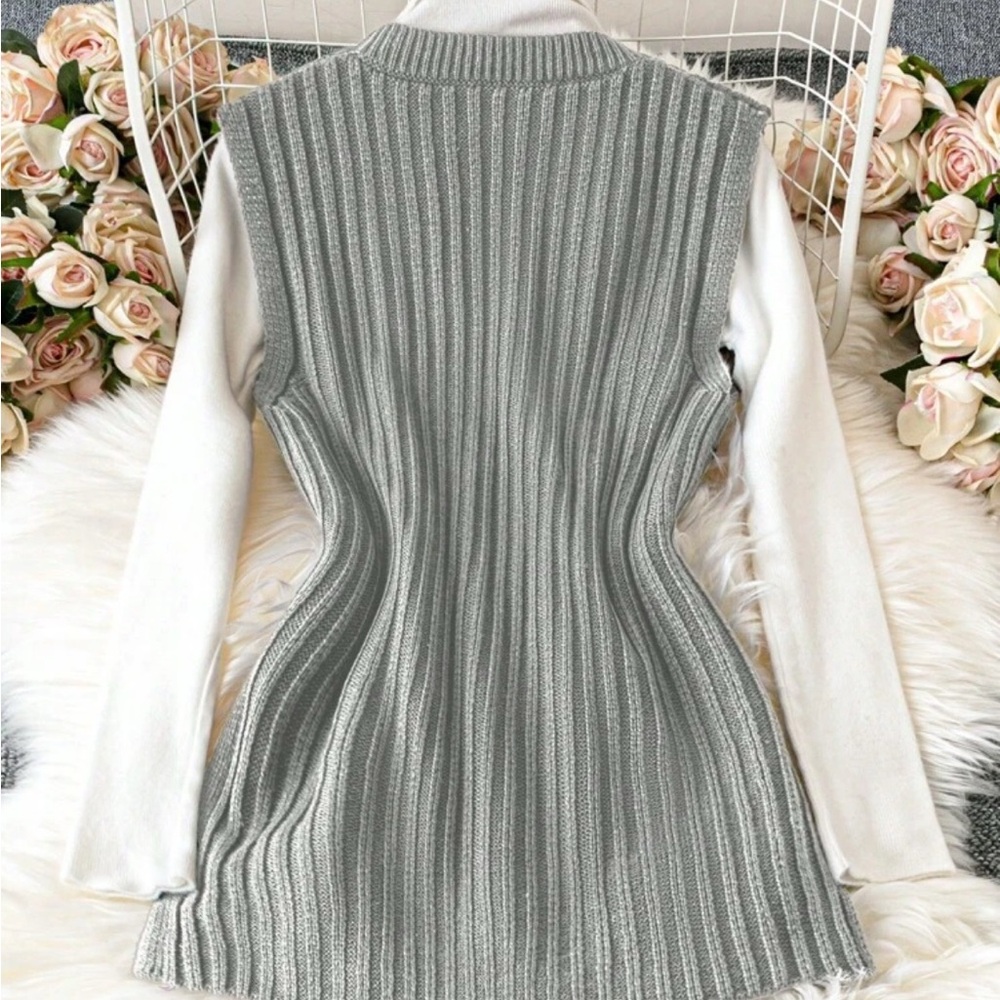 Elegant Gray Ribbed Dress with Belt - Picture 2 of 3